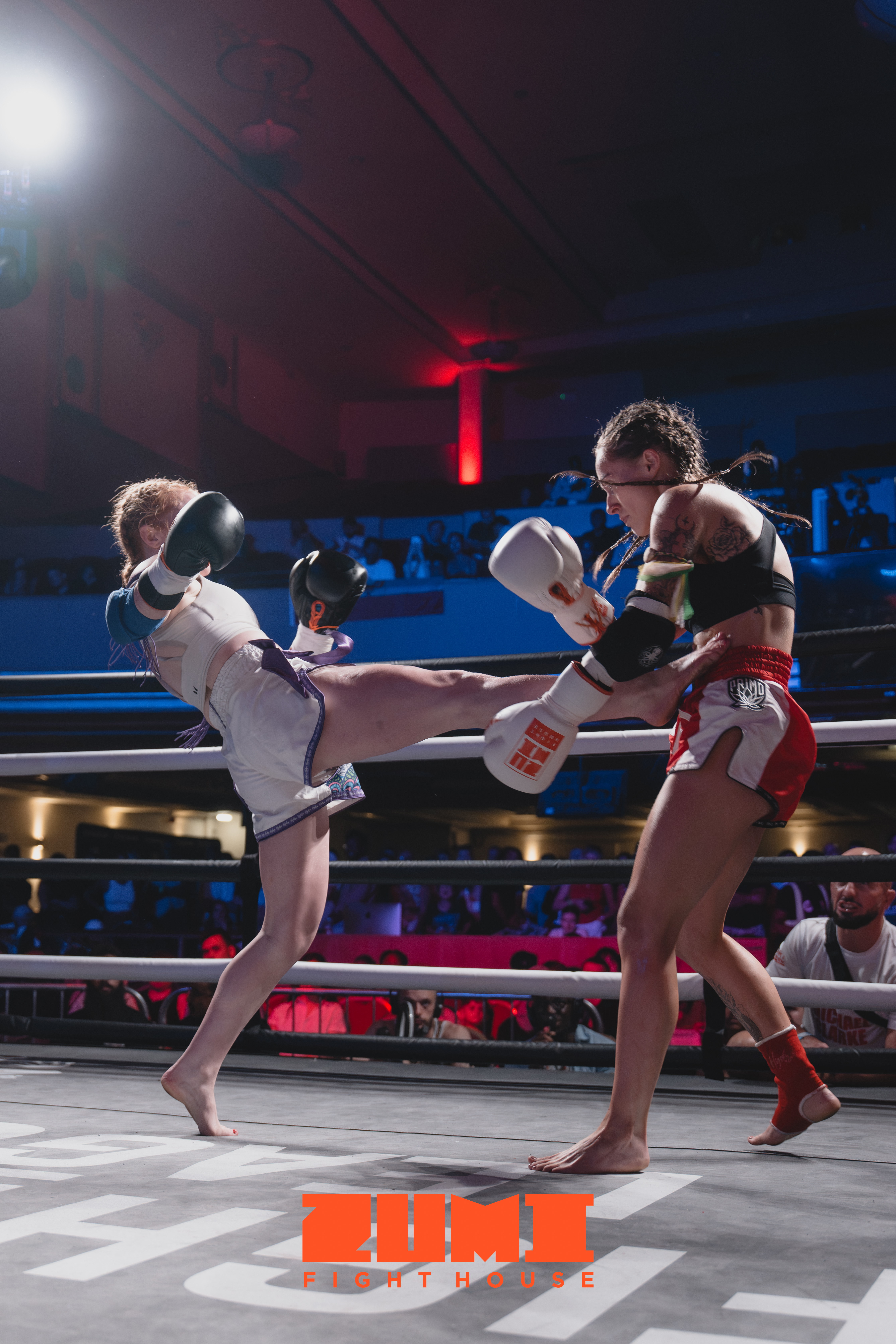 Zumi Fight House Muay Thai fight action, high kick in the ring